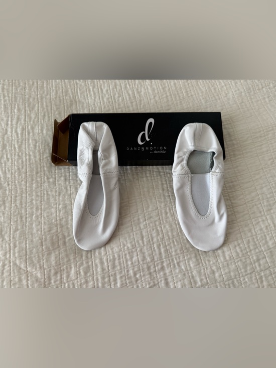 DANZNMOTION Other - DanziMotion White Leather Ballet Gymnastics Slippers Size 5 New
